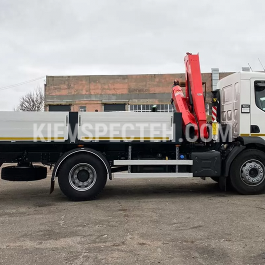 Бортовой автомобиль на базе RENAULT TRUCKS D18 из КМУ Fassi F135A.0.23