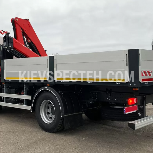Бортовой автомобиль на базе RENAULT TRUCKS D18 из КМУ Fassi F135A.0.23
