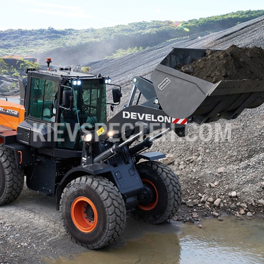 Фронтальний навантажувач Develon DL250A
