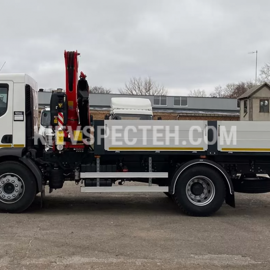 Бортовой автомобиль на базе RENAULT TRUCKS D18 из КМУ Fassi F135A.0.23