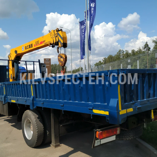 Компактна вантажівка з КМУ: KDM-15000S5P3B5CMZ5.0-01А (4х2) 